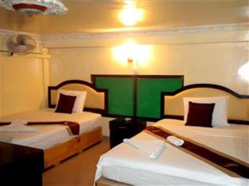 Golden Boat Guesthouse Пном Пен Екстериор снимка