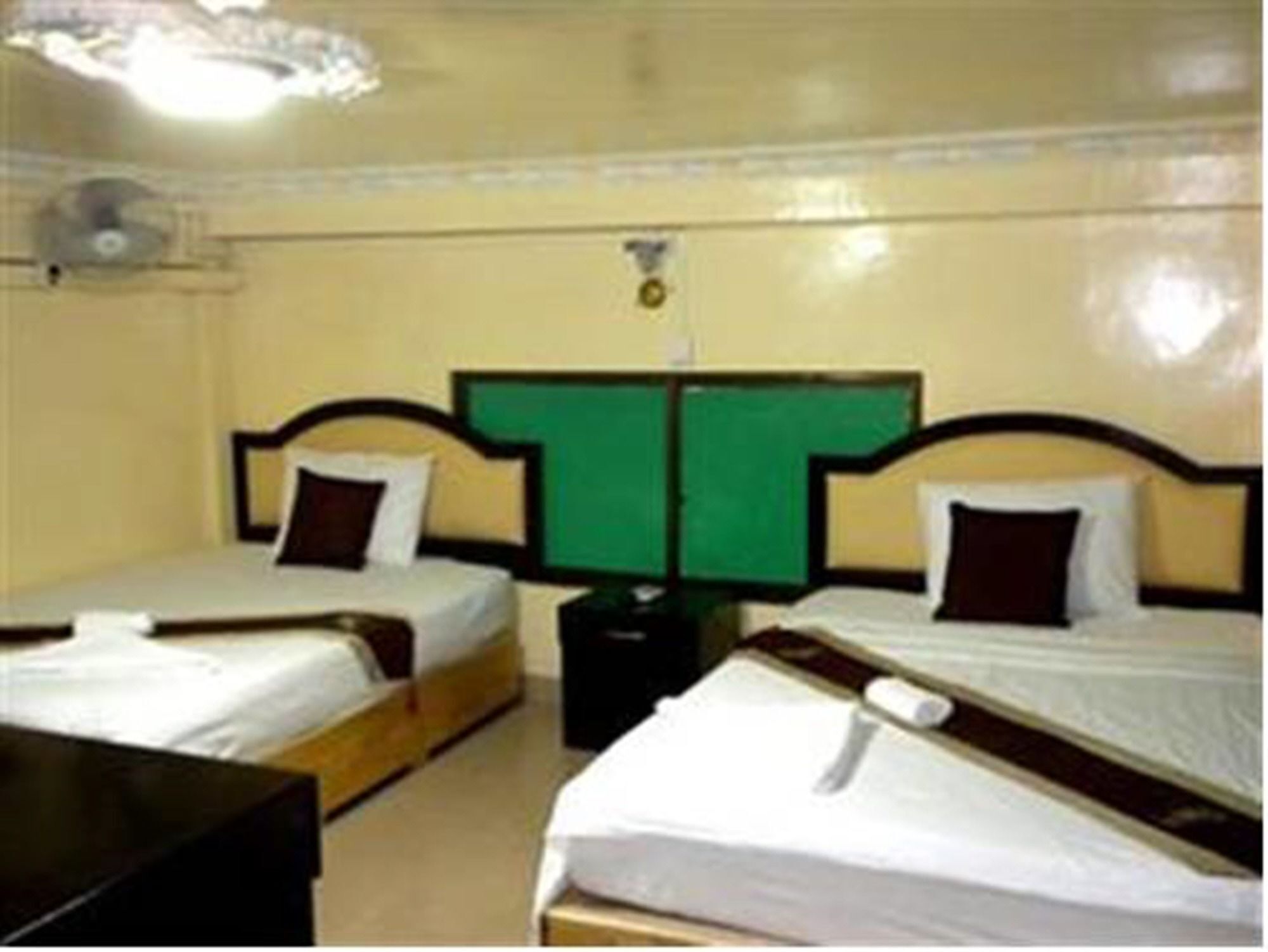 Golden Boat Guesthouse Пном Пен Екстериор снимка